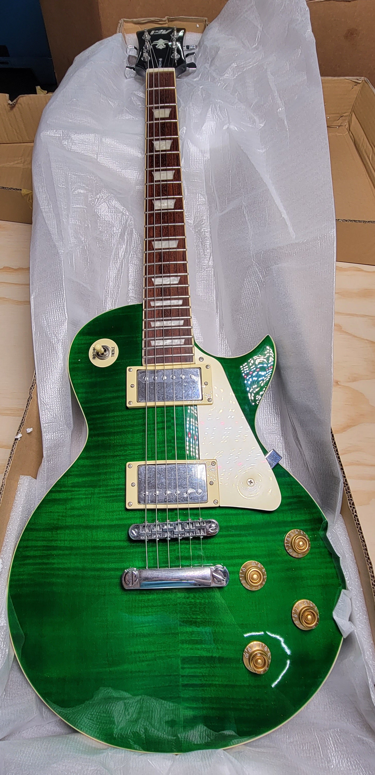IYV ILS-300 EGR Les Paul Solid-Body Electric Guitar Emerald Green (8052259717358)